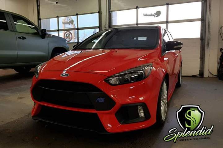  La pellicule protectrice donne un aspect brillant et facilite l'entretien.